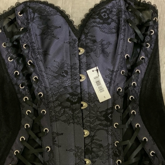 Gorgeous Corset w/attached Garters - Picture 8 of 8